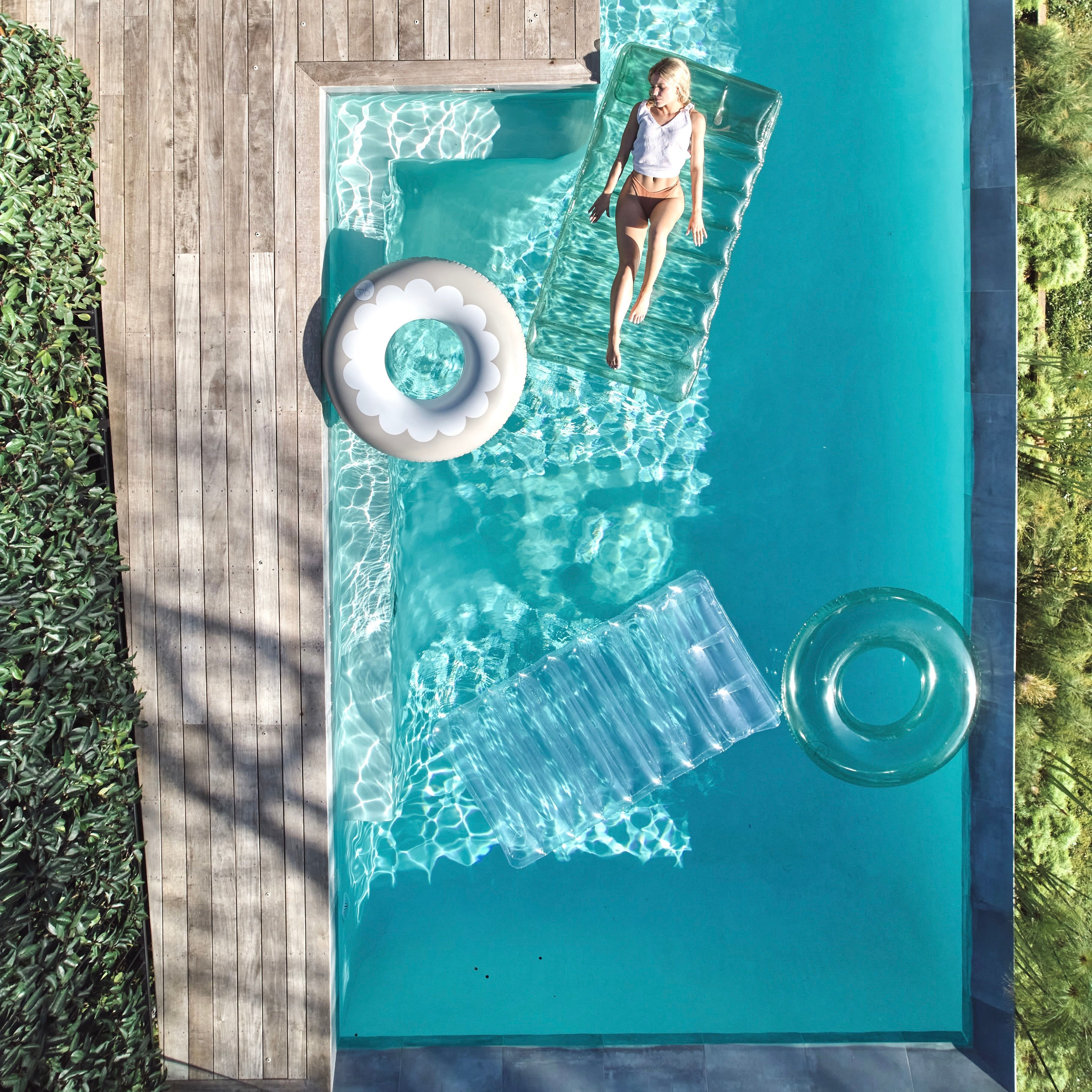 Scallop oversized pool tube - Clay