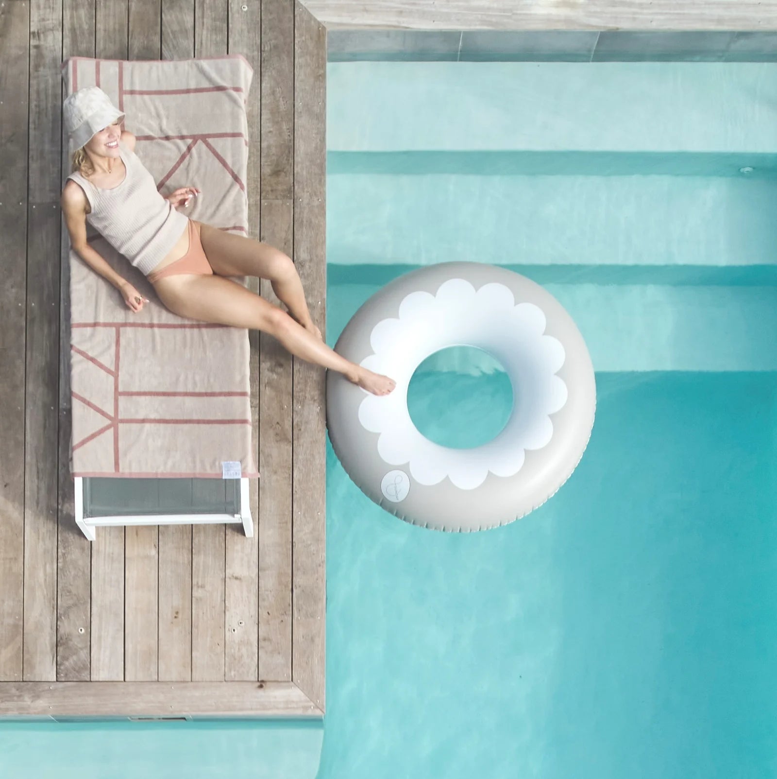 Scallop oversized pool tube - Clay